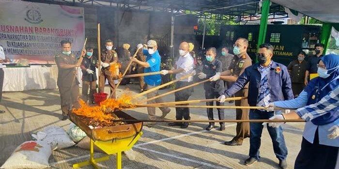 kepala-kejari-pontianak-wahyudi-saat-pimpin-kegiatan-pemusnahan-barang-bukti